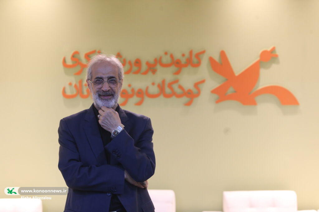 محسن چینیفروشان، در  بازدید از غرفه کانون در سیوششمین نمایشگاه بینالمللی کتاب تهران نیروی انسانی، اعتماد مردم و اعتبار بینالمللی سرمایههای بزرگ کانون