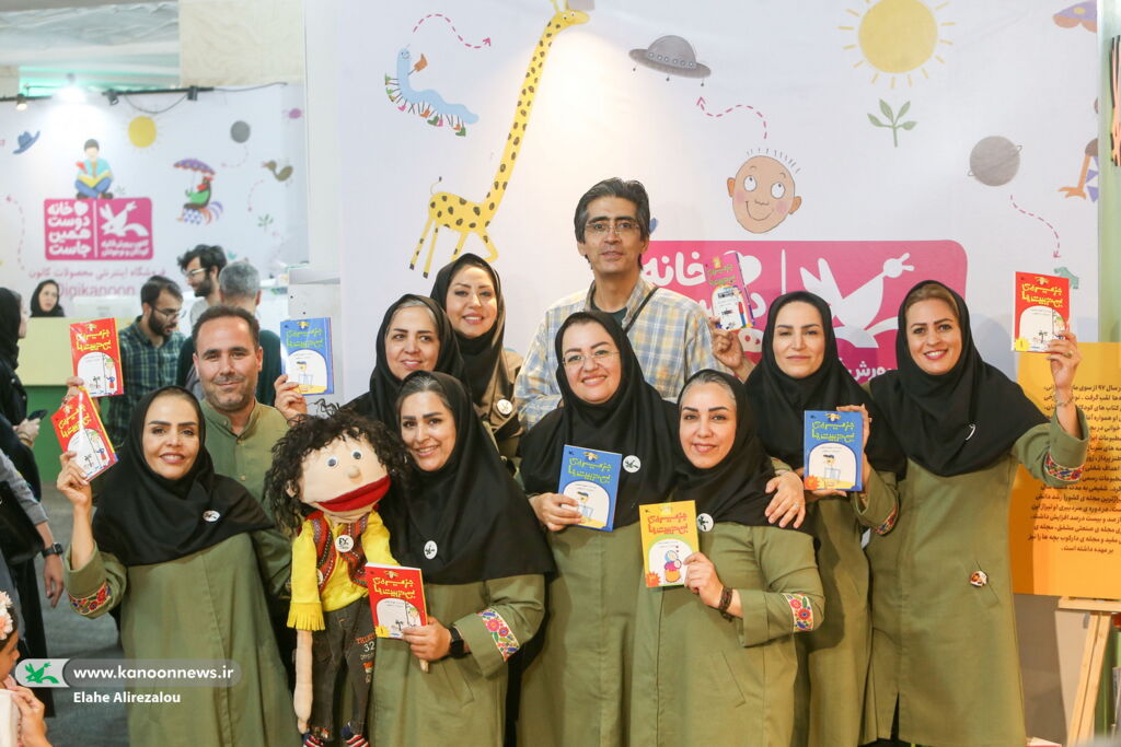 سومین روز حضور کانون در نمایشگاه بینالمللی کتاب تهران غرفههایی همراه با «یار مهربان» و حضور یک مربی خلاق گیلانی در جمع کودکان