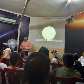 فرصتی برای آشنایی با عجایب کیهانی و رصد ماه در برنامه علمی «جهان بیکران و رصد ماه»
