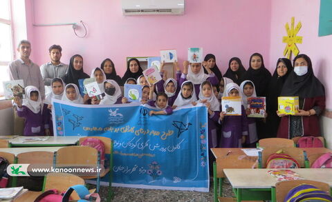 پرواز درناهای کاغذی بر بام مدرسه روستای بنداروز