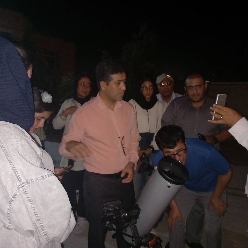 فرصتی برای آشنایی با عجایب کیهانی و رصد ماه برنامه علمی «جهان بیکران و رصد ماه»