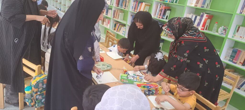 برگزاری کارگاه نقاشی کودک و مادر در مرکز ایوانکی