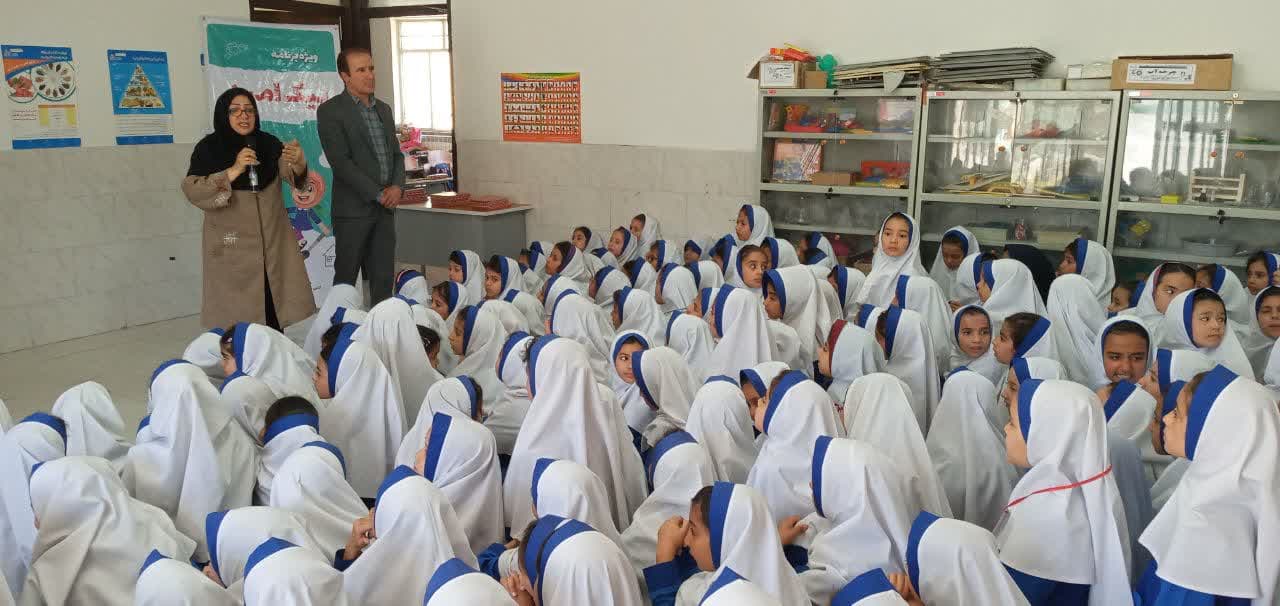 پیک امید کانون استان اصفهان به دبستان کرباسیزاده ناحیه ۴ آموزش و پرورش اصفهان رفت