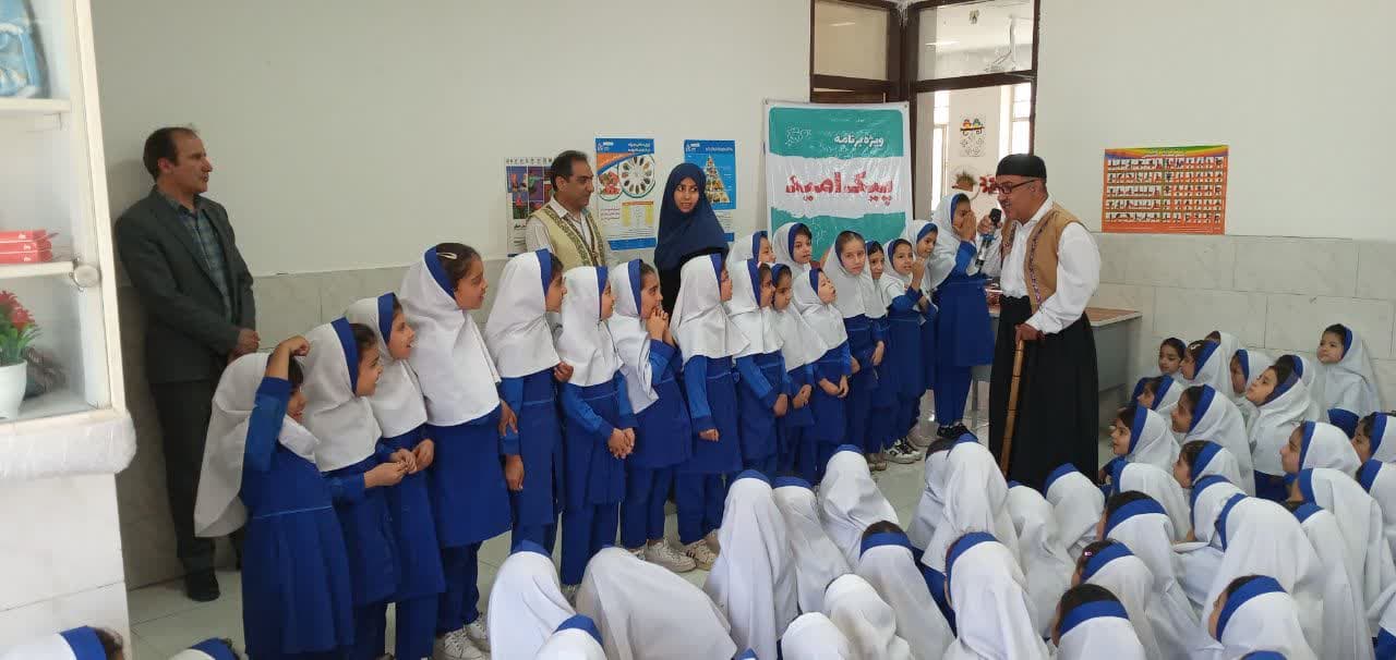 پیک امید کانون استان اصفهان به دبستان کرباسیزاده ناحیه ۴ آموزش و پرورش اصفهان رفت