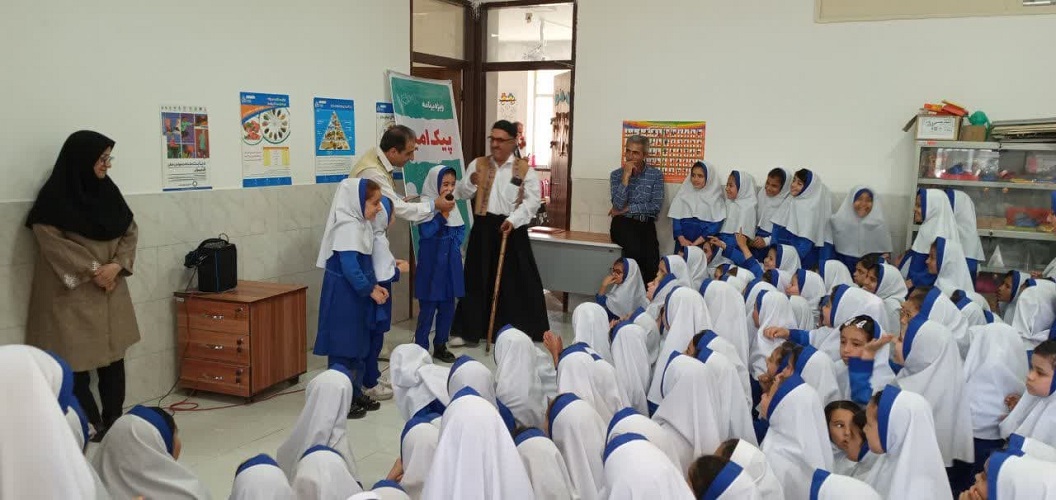 پیک امید کانون استان اصفهان به دبستان کرباسیزاده ناحیه ۴ آموزش و پرورش اصفهان رفت