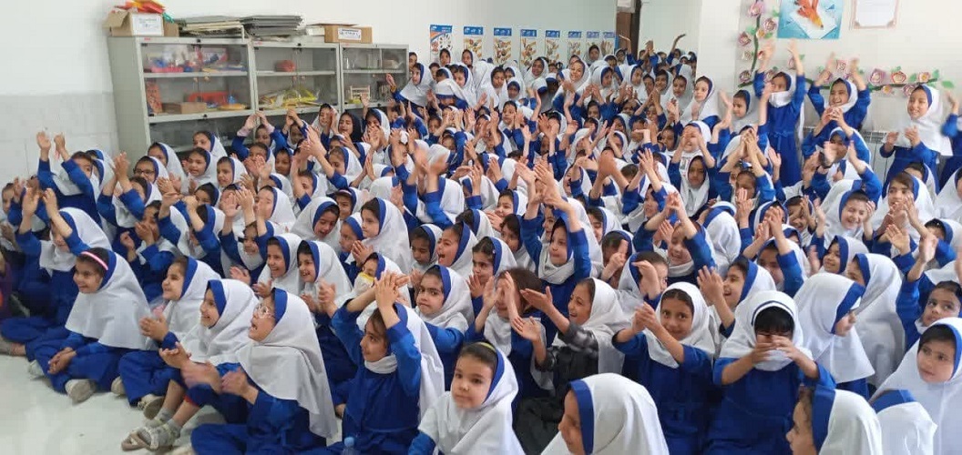 پیک امید کانون استان اصفهان به دبستان کرباسیزاده ناحیه ۴ آموزش و پرورش اصفهان رفت