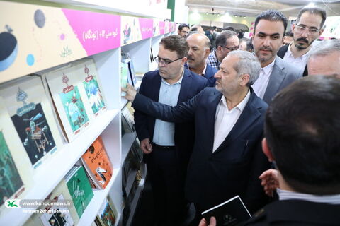 بازدید نایب رییس مجلس و وزیر آموزش و پرورش از غرفه کانون در نمایشگاه کتاب تهران