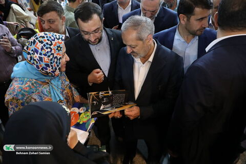 بازدید نایب رییس مجلس و وزیر آموزش و پرورش از غرفه کانون در نمایشگاه کتاب تهران