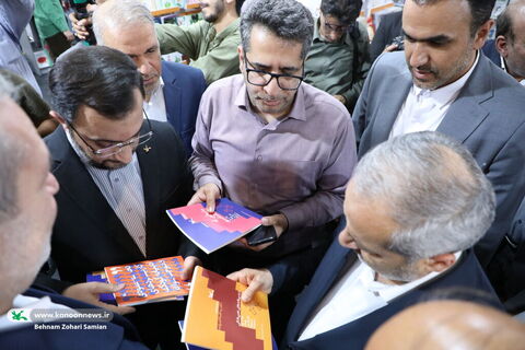 بازدید نایب رییس مجلس و وزیر آموزش و پرورش از غرفه کانون در نمایشگاه کتاب تهران