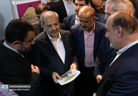 بازدید نایب رییس مجلس و وزیر آموزش و پرورش از غرفه کانون در نمایشگاه کتاب تهران