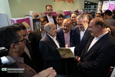 بازدید نایب رییس مجلس و وزیر آموزش و پرورش از غرفه کانون در نمایشگاه کتاب تهران