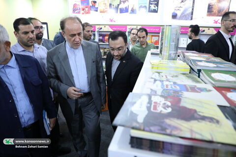 بازدید نایب رییس مجلس و وزیر آموزش و پرورش از غرفه کانون در نمایشگاه کتاب تهران