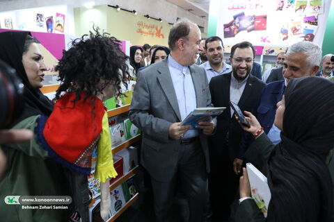 بازدید نایب رییس مجلس و وزیر آموزش و پرورش از غرفه کانون در نمایشگاه کتاب تهران