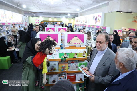 بازدید نایب رییس مجلس و وزیر آموزش و پرورش از غرفه کانون در نمایشگاه کتاب تهران
