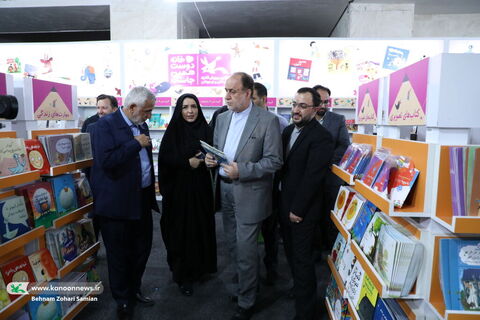 بازدید نایب رییس مجلس و وزیر آموزش و پرورش از غرفه کانون در نمایشگاه کتاب تهران