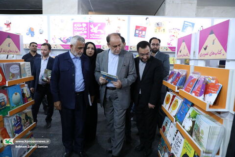 بازدید نایب رییس مجلس و وزیر آموزش و پرورش از غرفه کانون در نمایشگاه کتاب تهران