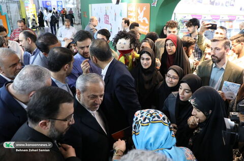 بازدید نایب رییس مجلس و وزیر آموزش و پرورش از غرفه کانون در نمایشگاه کتاب تهران