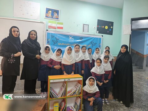 پرواز درناهای کاغذی بر بام مدرسه روستای اسلام آباد