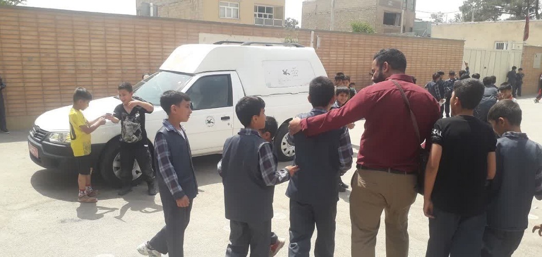 کتابخانههای سیار روستایی اصفهان و فریدونشهر در جمع شاد بچههای روستا