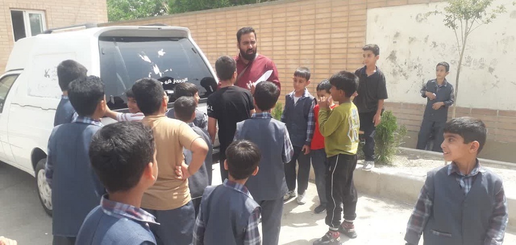 کتابخانههای سیار روستایی اصفهان و فریدونشهر در جمع شاد بچههای روستا