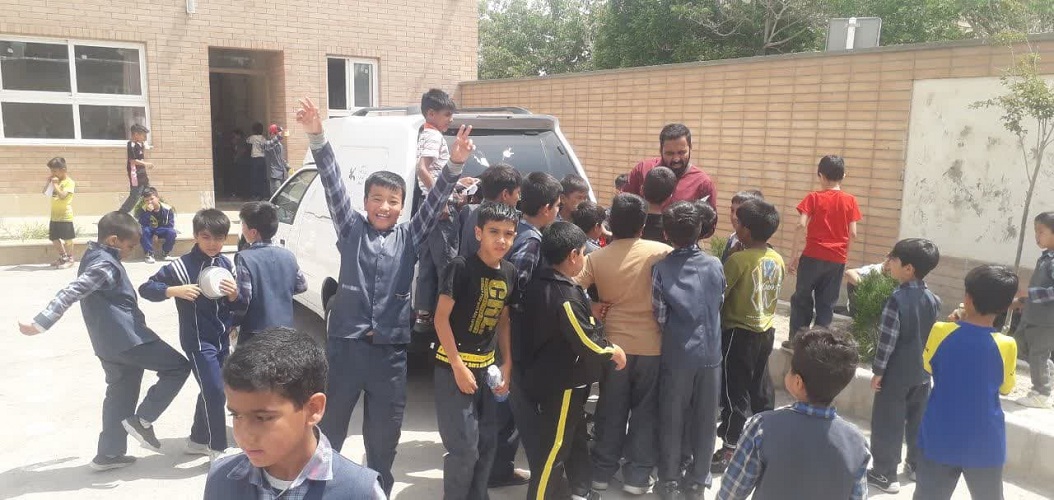 کتابخانههای سیار روستایی اصفهان و فریدونشهر در جمع شاد بچههای روستا