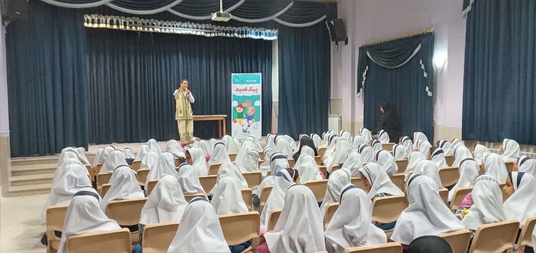 پیک امید کانون استان اصفهان به دبستان مصطفی مریخیپور شهر حبیبآباد رفت