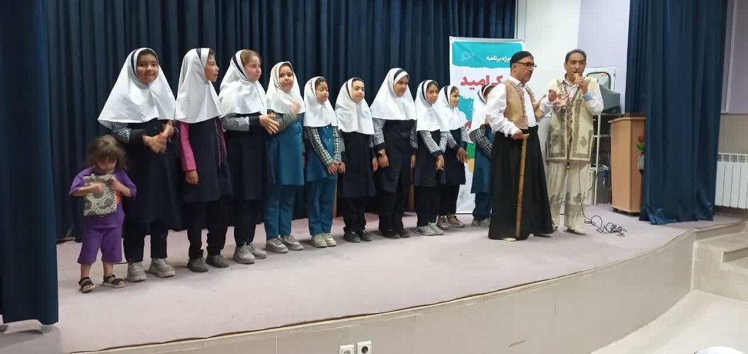 پیک امید کانون استان اصفهان به دبستان مصطفی مریخی‌پور شهر حبیب‌آباد رفت