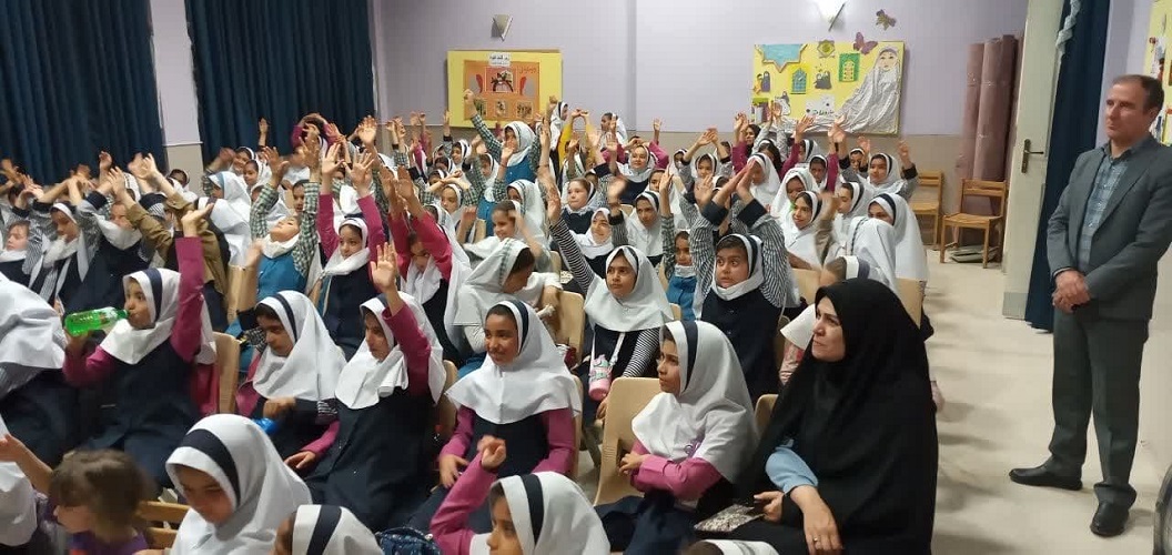 پیک امید کانون استان اصفهان به دبستان مصطفی مریخی‌پور شهر حبیب‌آباد رفت