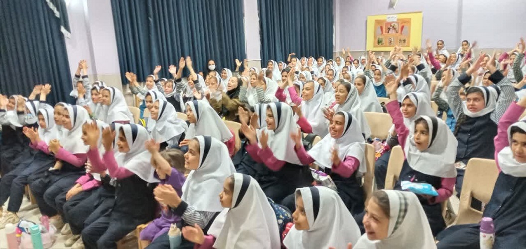 پیک امید کانون استان اصفهان به دبستان مصطفی مریخی‌پور شهر حبیب‌آباد رفت