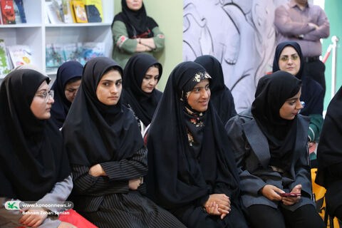 نشست مدیرعامل کانون با اعضای ارشد باشگاه شعر قاف در نمایشگاه کتاب