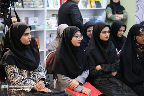 نشست مدیرعامل کانون با اعضای ارشد باشگاه شعر قاف در نمایشگاه کتاب