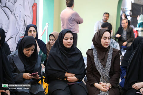 نشست مدیرعامل کانون با اعضای ارشد باشگاه شعر قاف در نمایشگاه کتاب