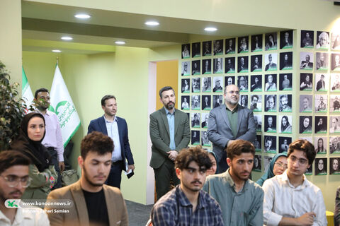 نشست مدیرعامل کانون با اعضای ارشد باشگاه شعر قاف در نمایشگاه کتاب