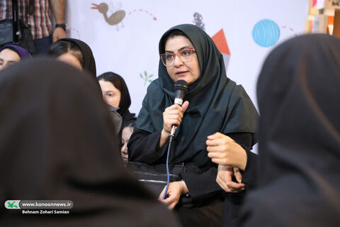 نشست مدیرعامل کانون با اعضای ارشد باشگاه شعر قاف در نمایشگاه کتاب