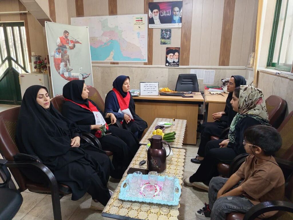 بازدید و تقدیر مسئول واعضا کانون حاجی آباد از هلال احمر شهرستان