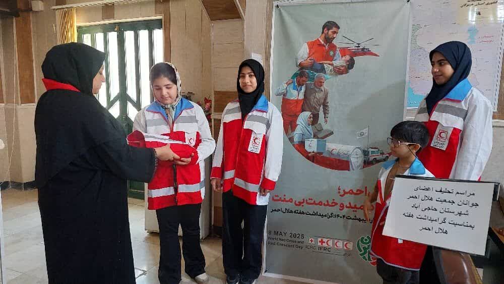 بازدید و تقدیر مسئول واعضا کانون حاجی آباد از هلال احمر شهرستان