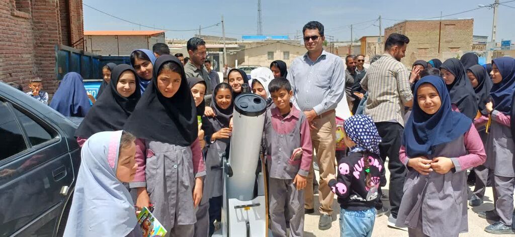 اجرای هفتاد و ششمین پیک امید کانون همدان با یاد شهید سلیمانی در روستای طراقیه