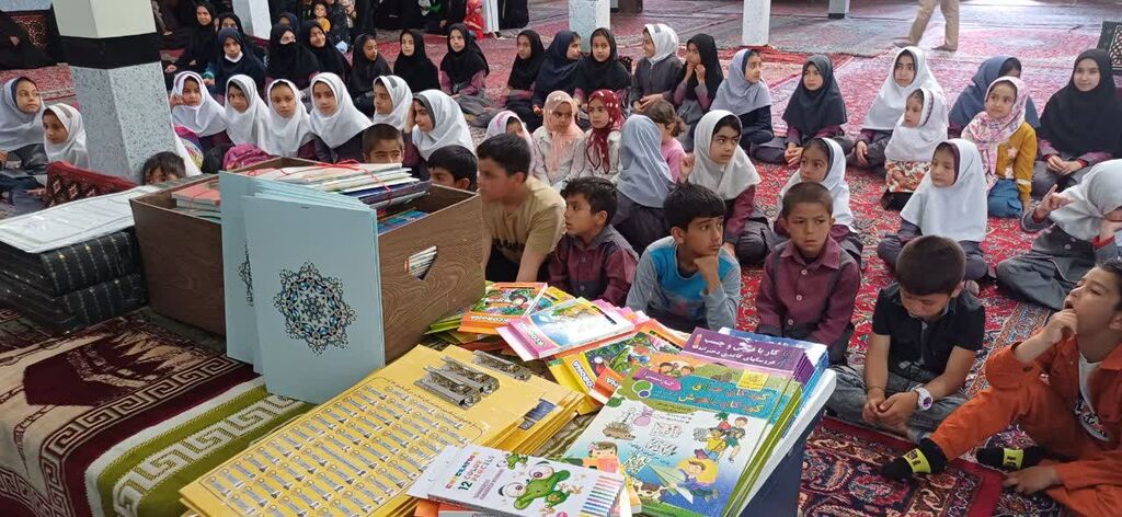 اجرای هفتاد و ششمین پیک امید کانون همدان با یاد شهید سلیمانی در روستای طراقیه