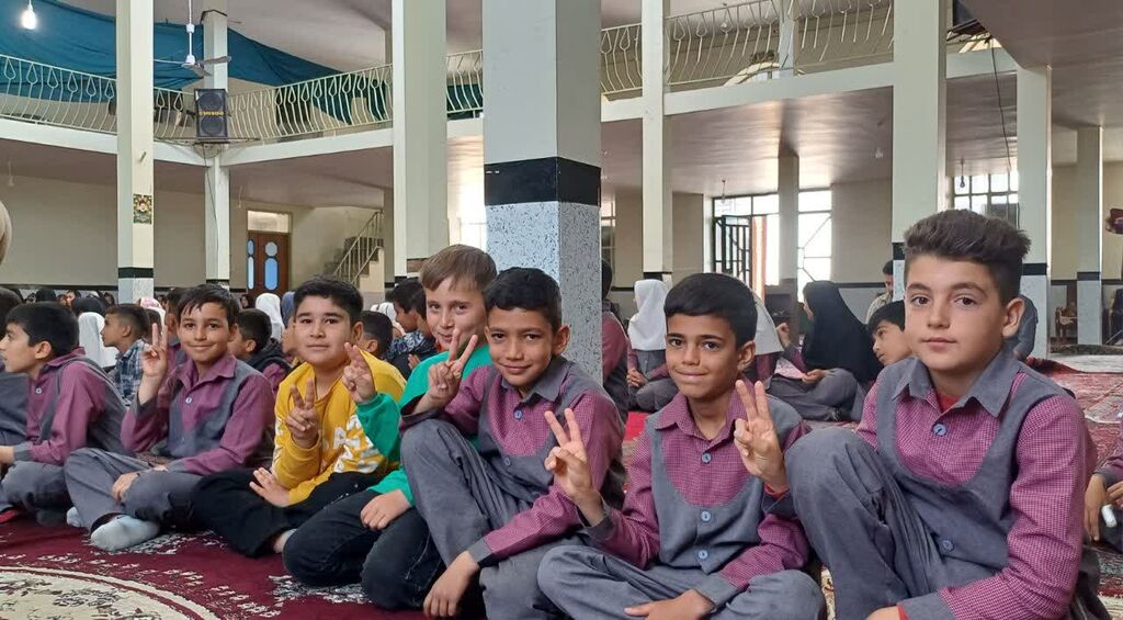 اجرای هفتاد و ششمین پیک امید کانون همدان با یاد شهید سلیمانی در روستای طراقیه