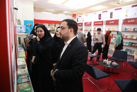 بازدید مدیرعامل کانون از غرفه‌های مختلف نمایشگاه بین‌المللی کتاب تهران
