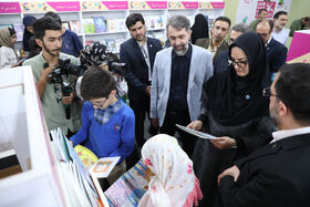 بازدید مسئولان از غرفه کانون در هشتمین روز نمایشگاه کتاب