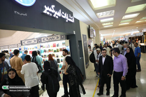بازدید مدیرعامل کانون از سی‌وششمین در نمایشگاه بین‌المللی کتاب تهران