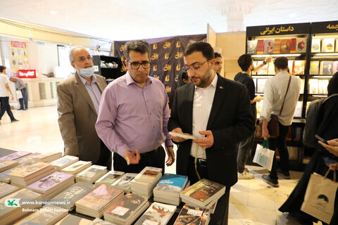 بازدید مدیرعامل کانون از سی‌وششمین در نمایشگاه بین‌المللی کتاب تهران