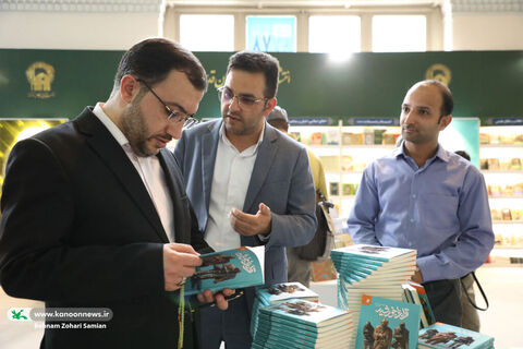 بازدید مدیرعامل کانون از سی‌وششمین در نمایشگاه بین‌المللی کتاب تهران