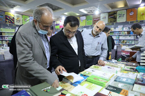 بازدید مدیرعامل کانون از سی‌وششمین در نمایشگاه بین‌المللی کتاب تهران