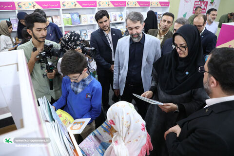 بازدید مسئولان از غرفه کانون در هشتمین روز نمایشگاه کتاب