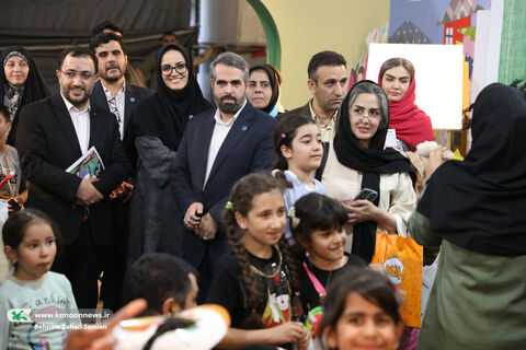 بازدید مسئولان از غرفه کانون در هشتمین روز نمایشگاه کتاب