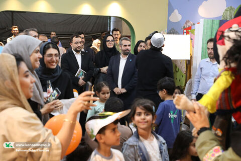 بازدید مسئولان از غرفه کانون در هشتمین روز نمایشگاه کتاب