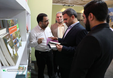 بازدید مسئولان از غرفه کانون در هشتمین روز نمایشگاه کتاب