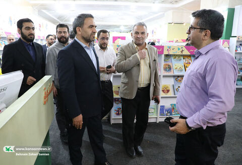 بازدید مسئولان از غرفه کانون در هشتمین روز نمایشگاه کتاب